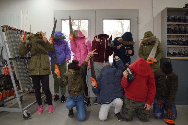 Gruppenbild von Kindern mit Werkzeug in der Projektwerktstatt