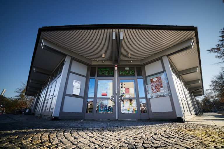Foto der Außenansicht des Jugendtreffs Treibhaus in Fischaugeoptik